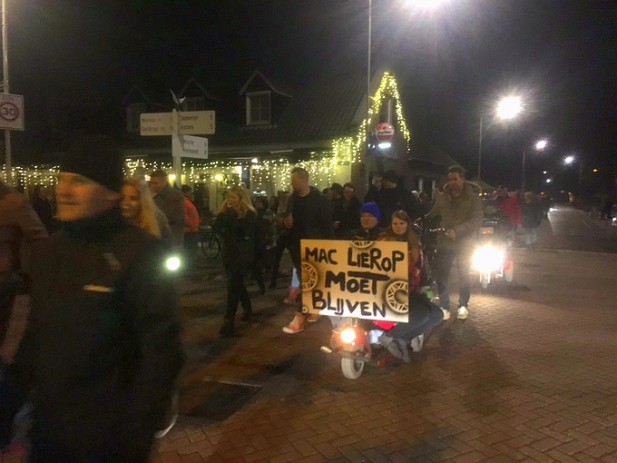 Honderden demonstranten liepen dinsdagavond een protestmars door Lierop