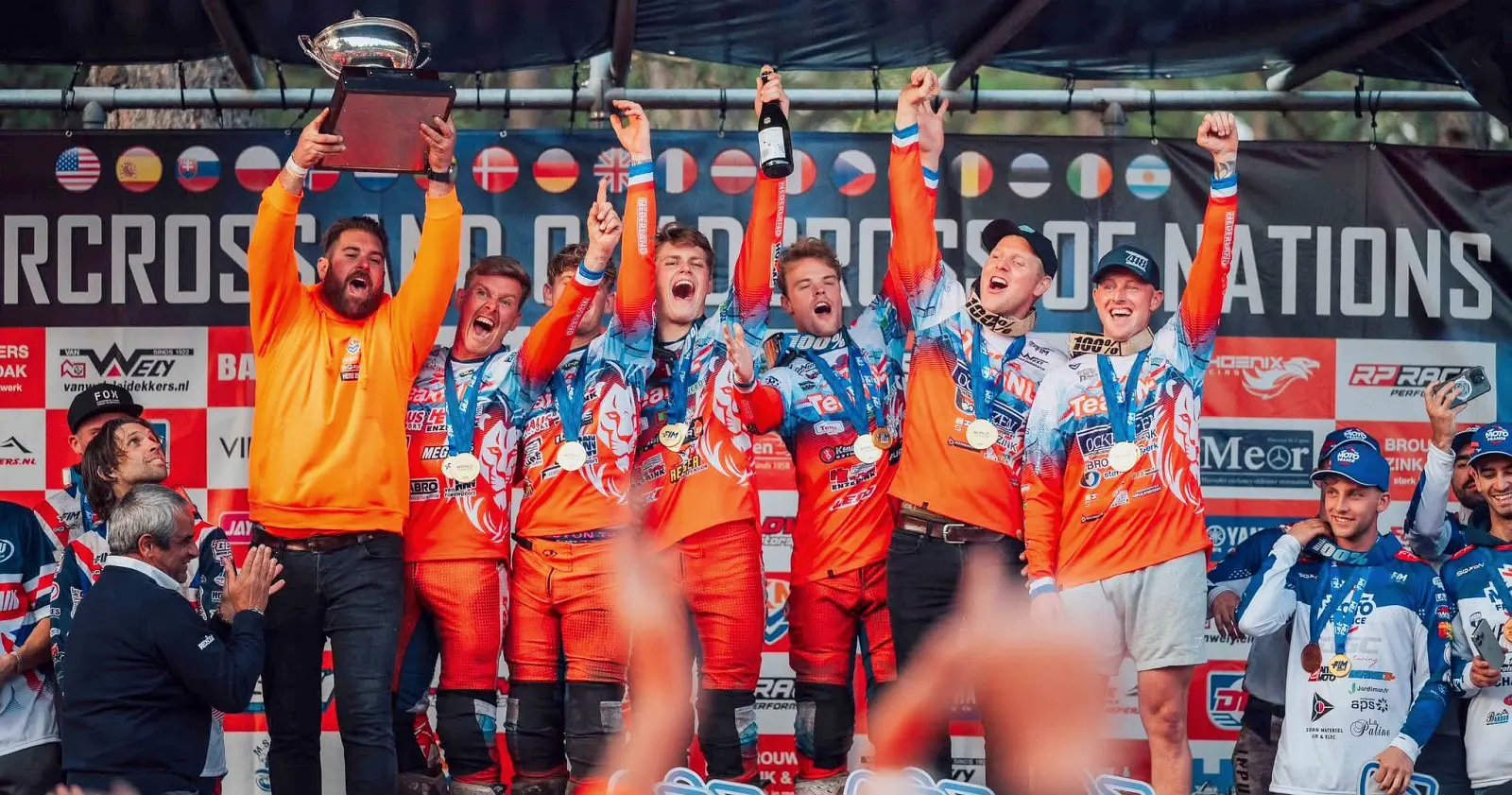Wijers/van Hal met TeamNL winnaars WK Sidecarcross of Nations